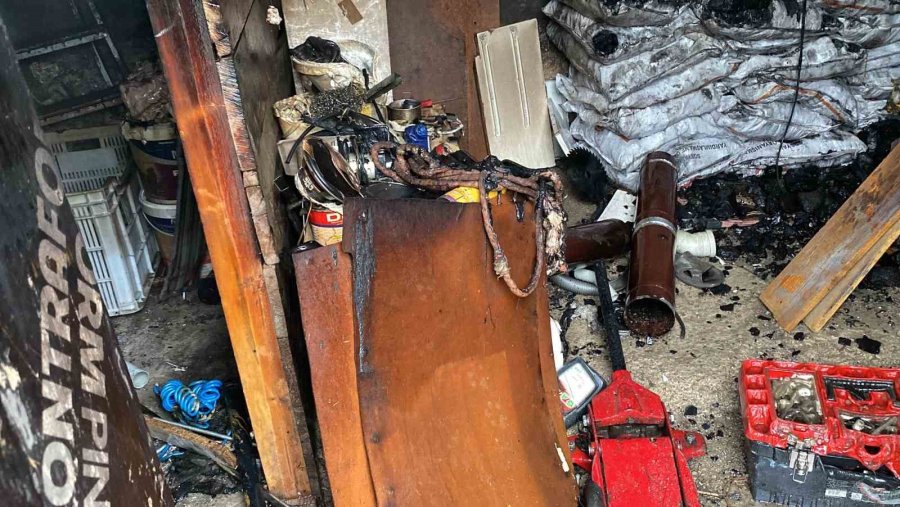 Konya’da Apartmanın Yanına Yapılan Depoda Yangın