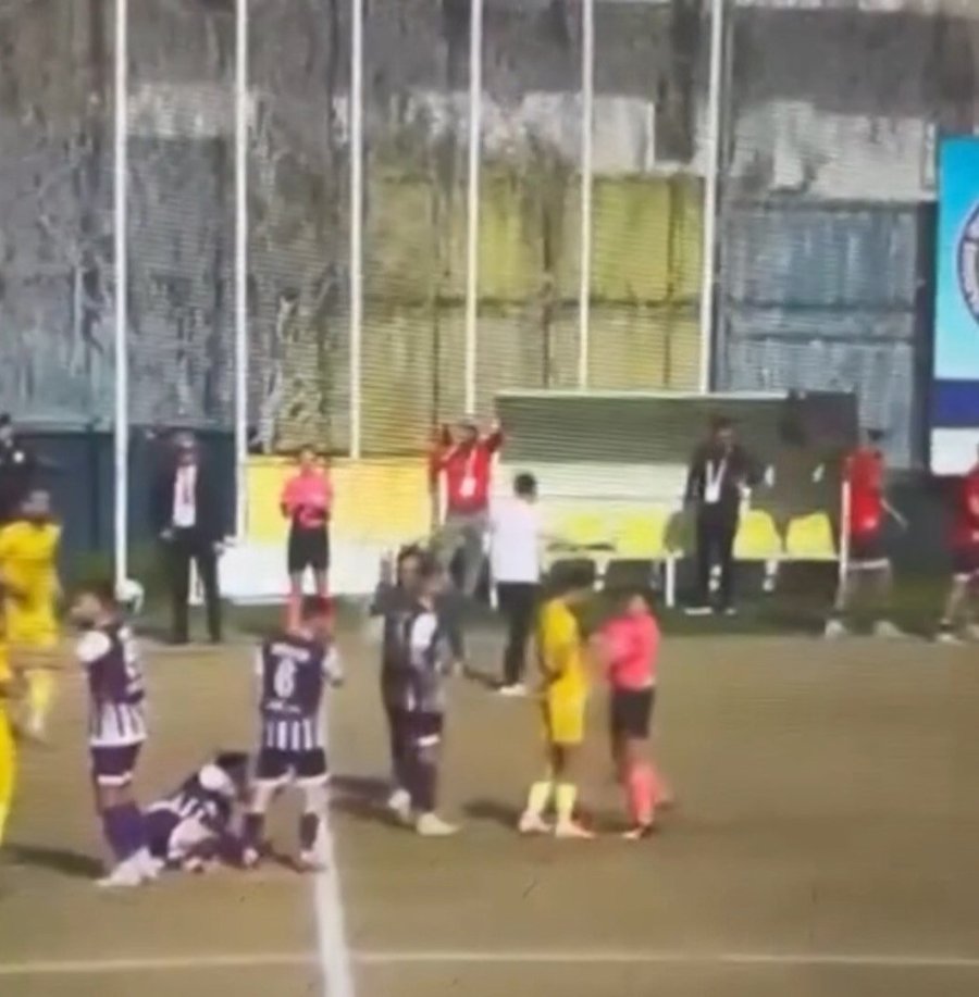 Maçta İlginç Anlar: Kadın Hakem İtekledi, Futbolcu Defalarca Yuvarlandı