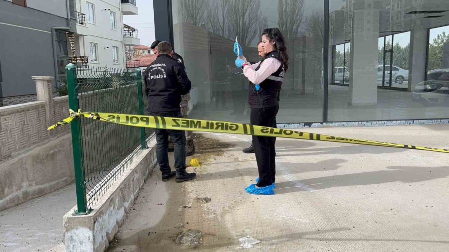 Cam Balkon Ustası Montaj Yaparken 3 Kattan Düşerek Ağır Yaralandı