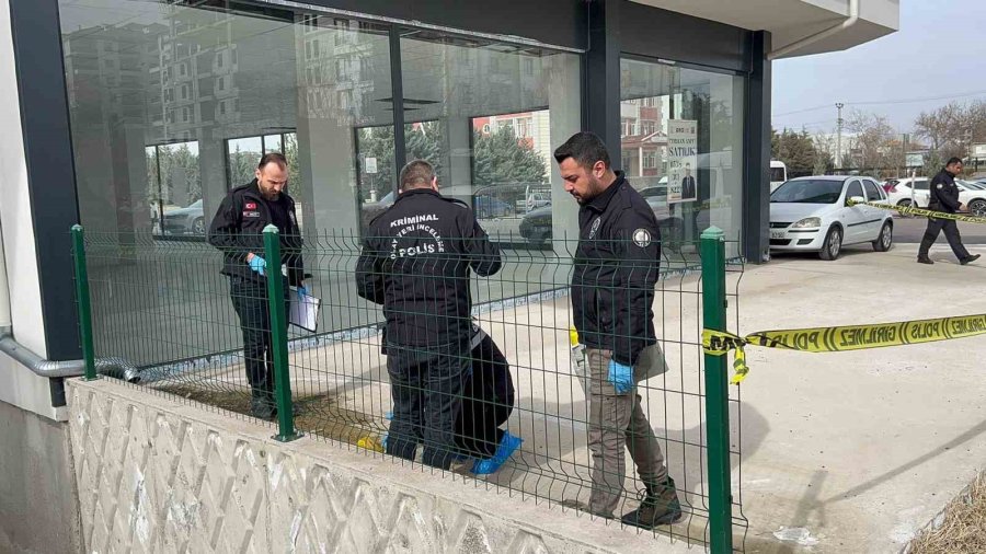 Cam Balkon Ustası Montaj Yaparken 3 Kattan Düşerek Ağır Yaralandı