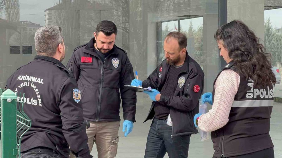 Cam Balkon Ustası Montaj Yaparken 3 Kattan Düşerek Ağır Yaralandı