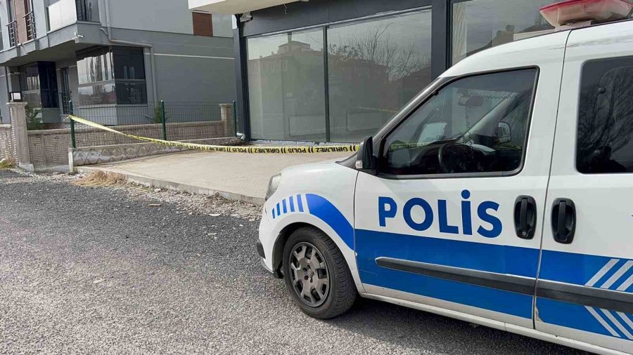 Cam Balkon Ustası Montaj Yaparken 3 Kattan Düşerek Ağır Yaralandı