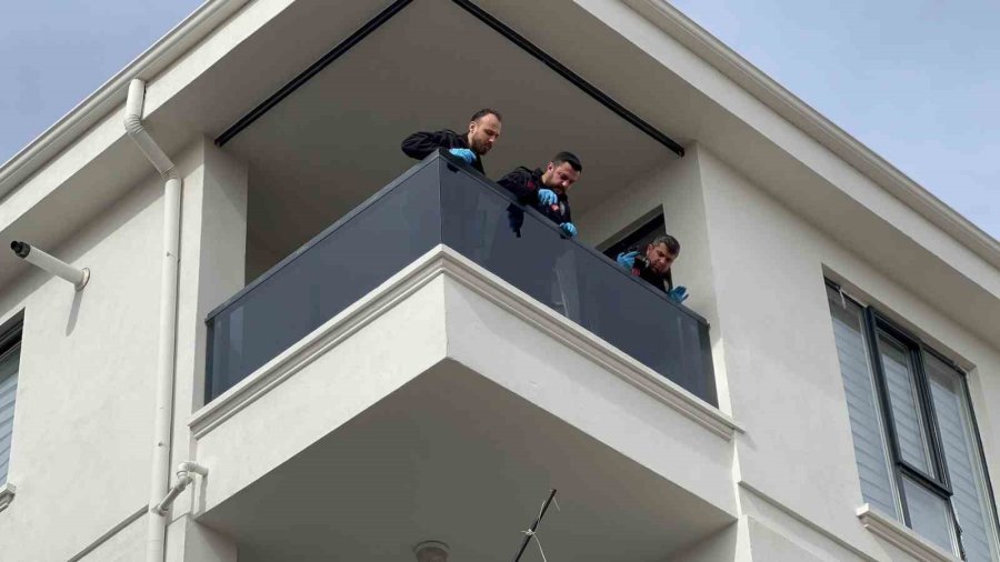 Cam Balkon Ustası Montaj Yaparken 3 Kattan Düşerek Ağır Yaralandı