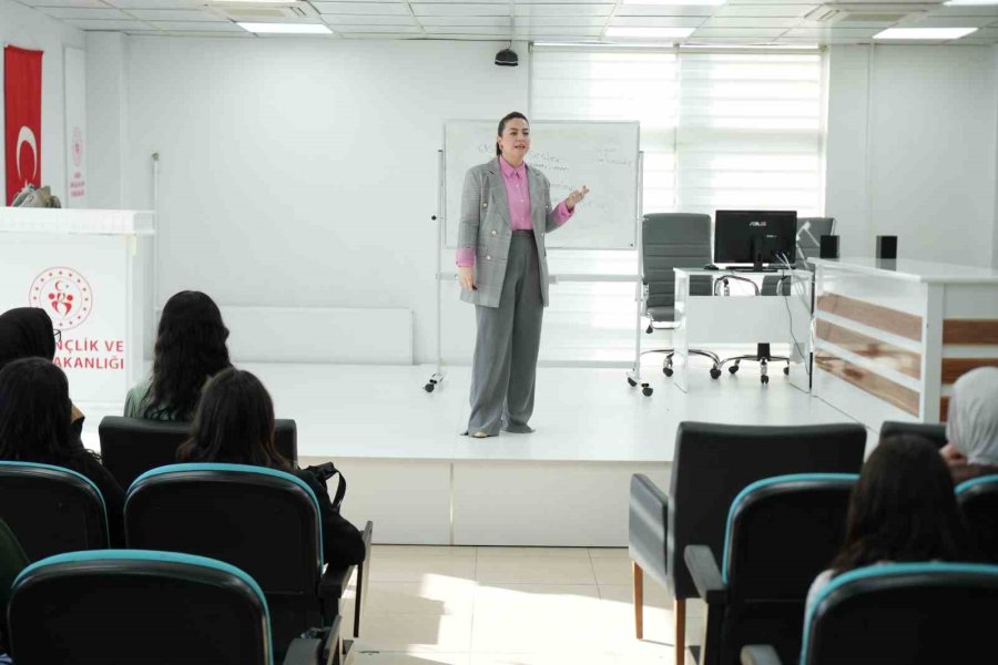 Diksiyon Eğitmeni Gün: "dijital Dünyadaki Hız Gençlerin Diksiyonunu Olumsuz Etkiliyor"