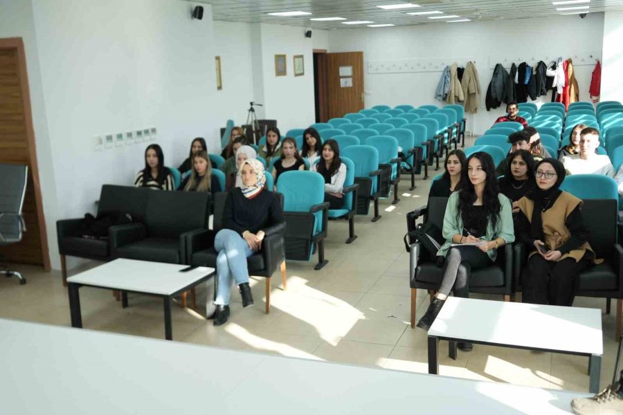 Diksiyon Eğitmeni Gün: "dijital Dünyadaki Hız Gençlerin Diksiyonunu Olumsuz Etkiliyor"