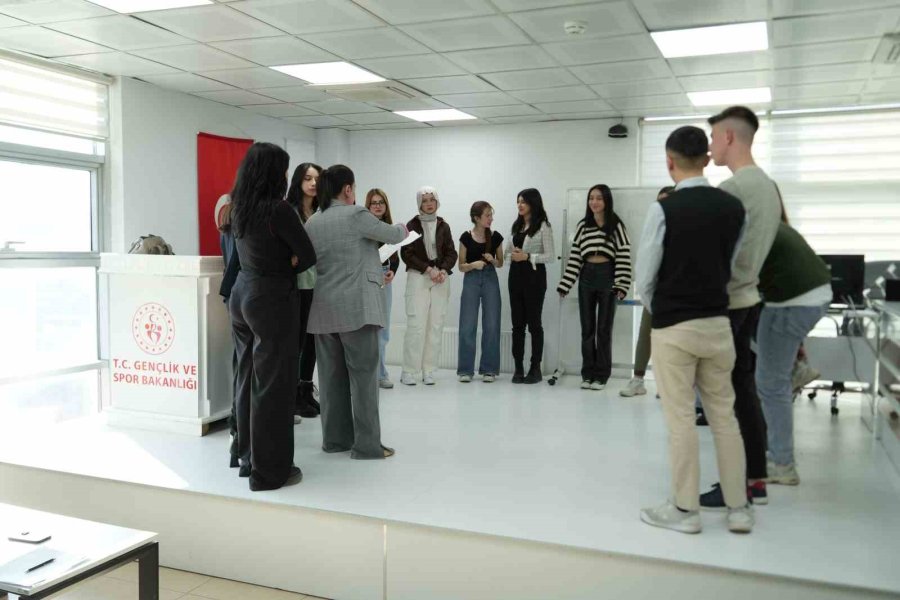 Diksiyon Eğitmeni Gün: "dijital Dünyadaki Hız Gençlerin Diksiyonunu Olumsuz Etkiliyor"