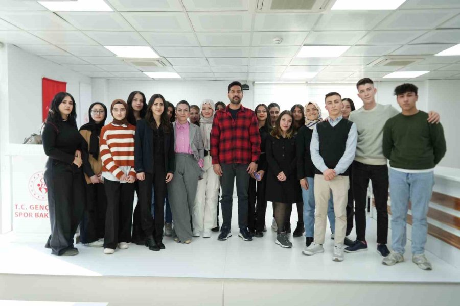 Diksiyon Eğitmeni Gün: "dijital Dünyadaki Hız Gençlerin Diksiyonunu Olumsuz Etkiliyor"