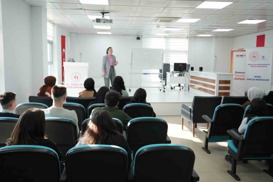 Diksiyon Eğitmeni Gün: "dijital Dünyadaki Hız Gençlerin Diksiyonunu Olumsuz Etkiliyor"