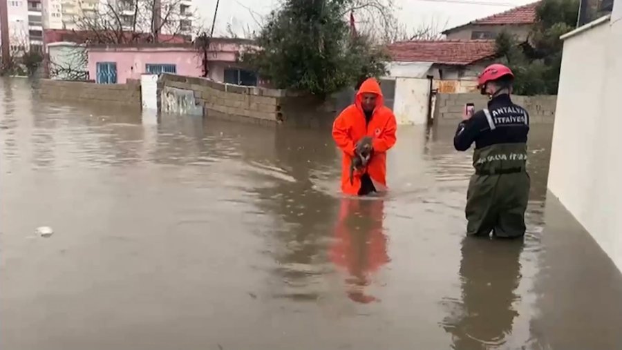 Selin Etkilediği Mahallelerde Yemek Ve Su Dağıtıldı