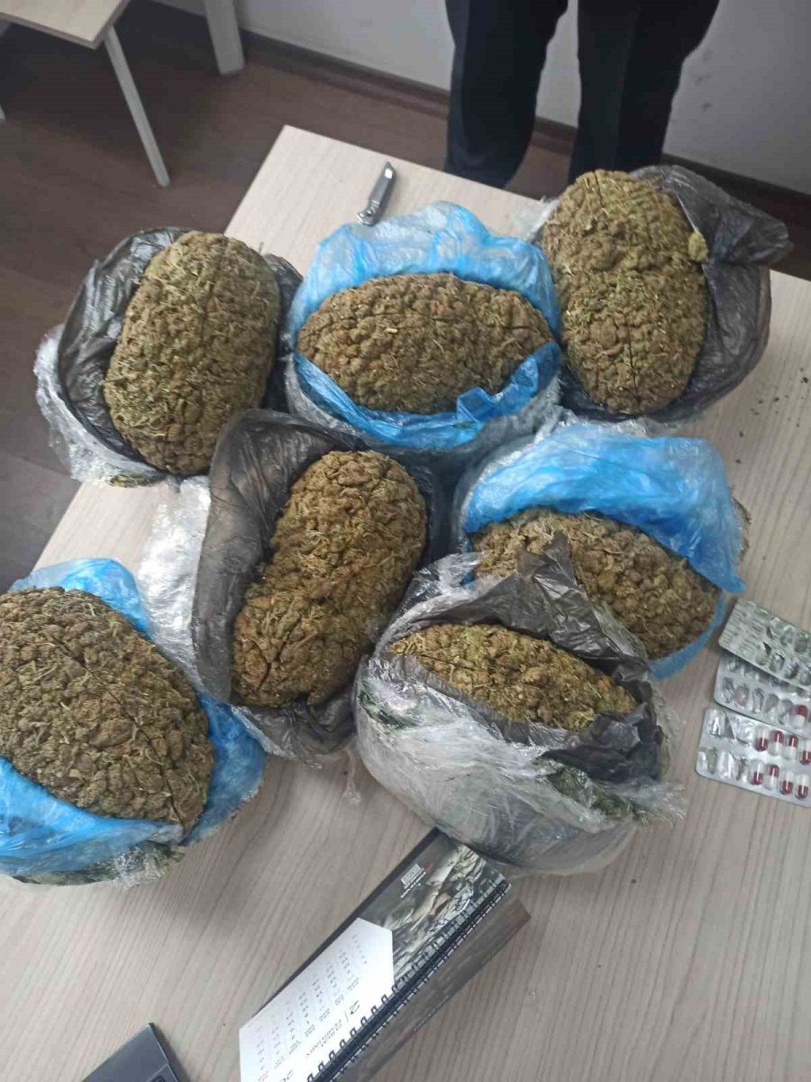 Otobüsteki Yolcunun Valizinden 7 Kilo 992 Gram Esrar Ele Geçirildi