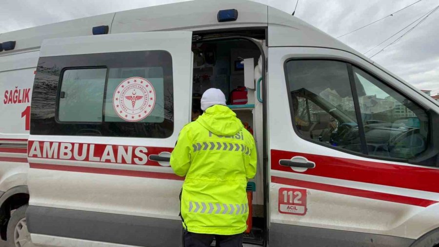 Hafif Ticari Araç Elektrikli Motosiklete Çarptı: 1 Yaralı