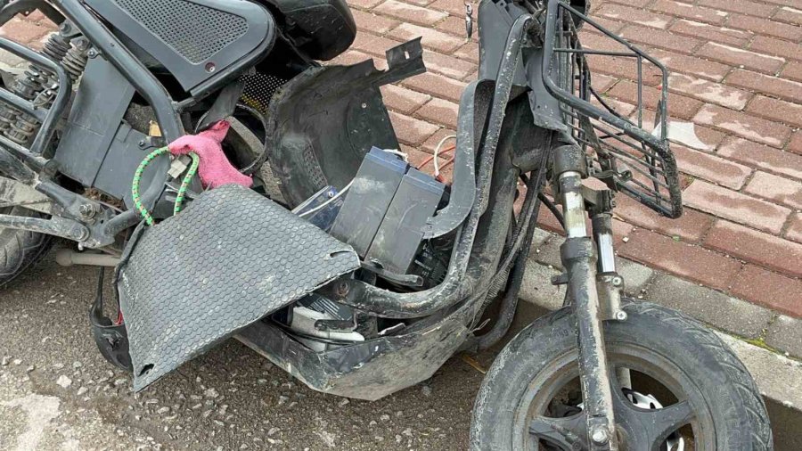 Hafif Ticari Araç Elektrikli Motosiklete Çarptı: 1 Yaralı