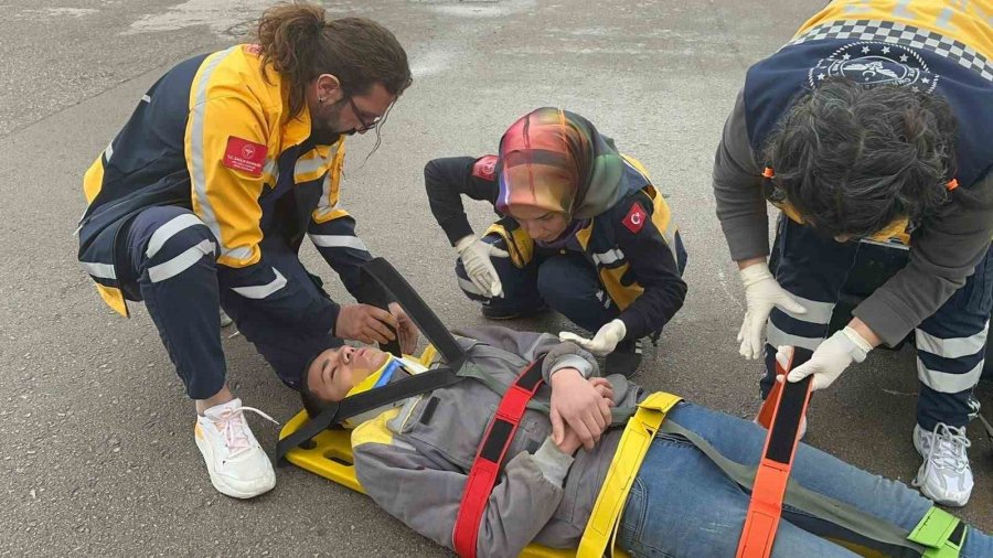 Hafif Ticari Araç Elektrikli Motosiklete Çarptı: 1 Yaralı