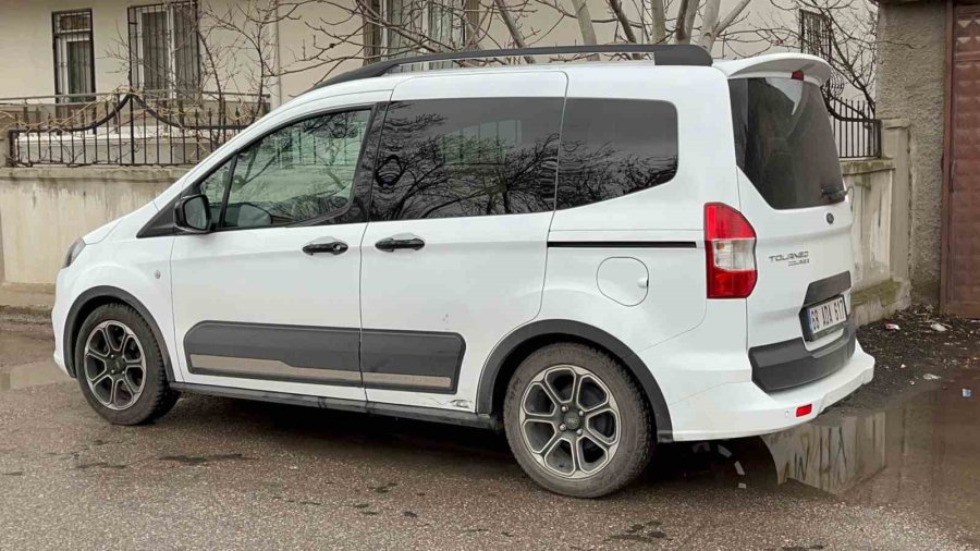 Hafif Ticari Araç Elektrikli Motosiklete Çarptı: 1 Yaralı