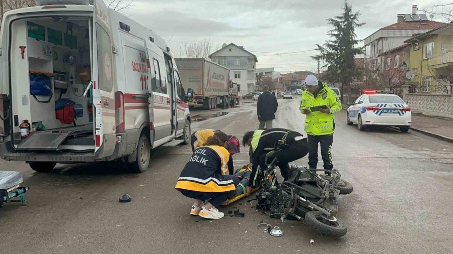 Hafif Ticari Araç Elektrikli Motosiklete Çarptı: 1 Yaralı