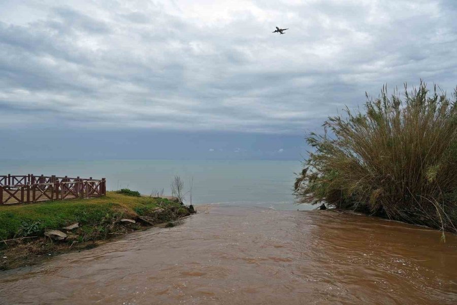Hayatı Felç Eden Yağış Sonrası Dünyaca Ünlü Şelale Çamur Çağladı