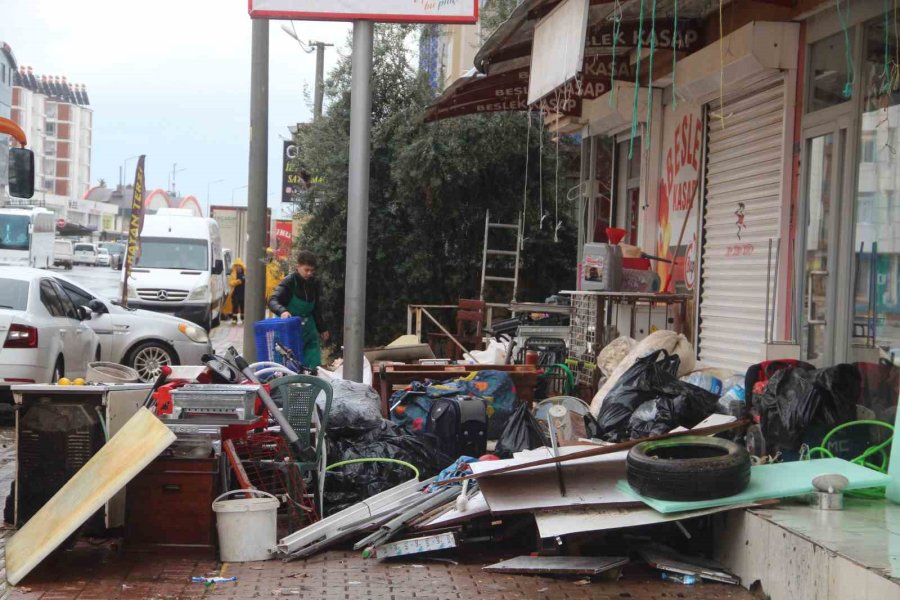 2 Metreyi Aşan Su Seviyesinin İzleri Duvarlarda Kaldı