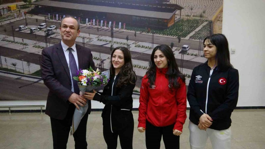 Avrupa Rekoru Kırarak 3 Altın Madalya Kazanan Milli Halterciler Konya’da