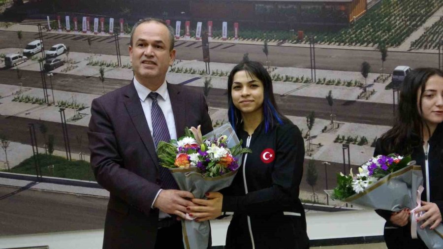 Avrupa Rekoru Kırarak 3 Altın Madalya Kazanan Milli Halterciler Konya’da