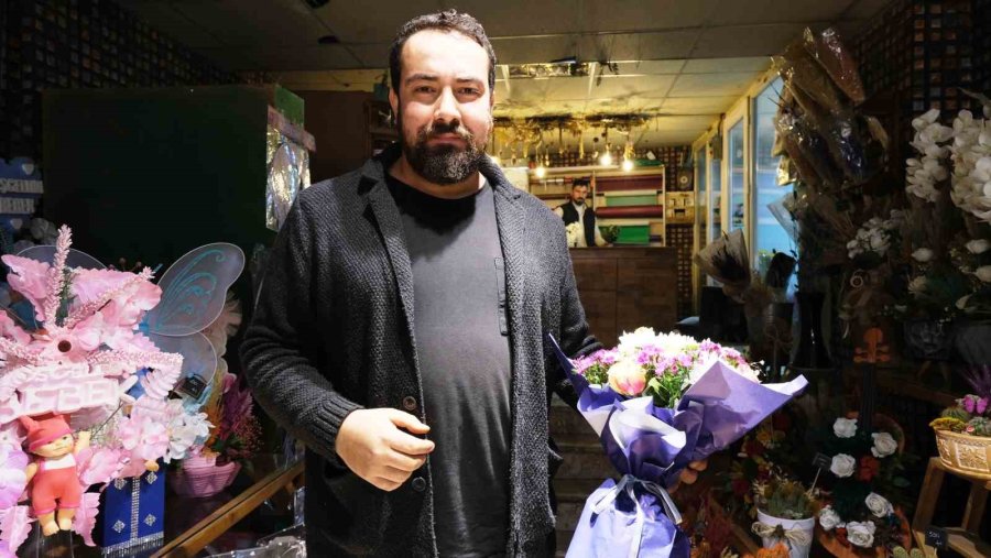 Sevgililer Gününde Seven Sevdiğine Çiçek Yolluyor