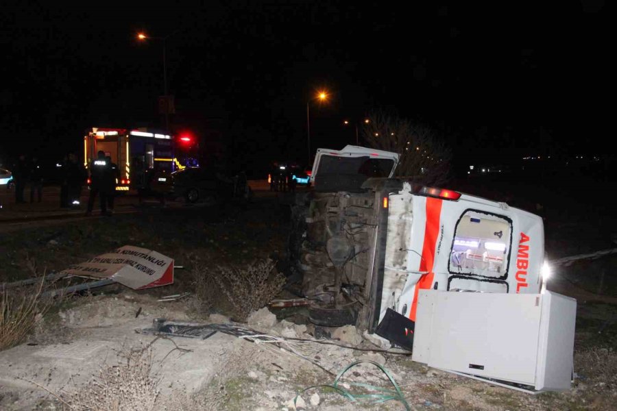 Otomobille Çarpışan Ambulans Devrildi: 5 Yaralı