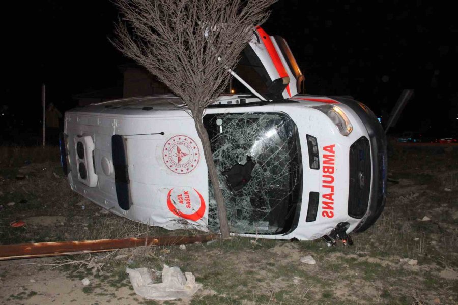 Otomobille Çarpışan Ambulans Devrildi: 5 Yaralı