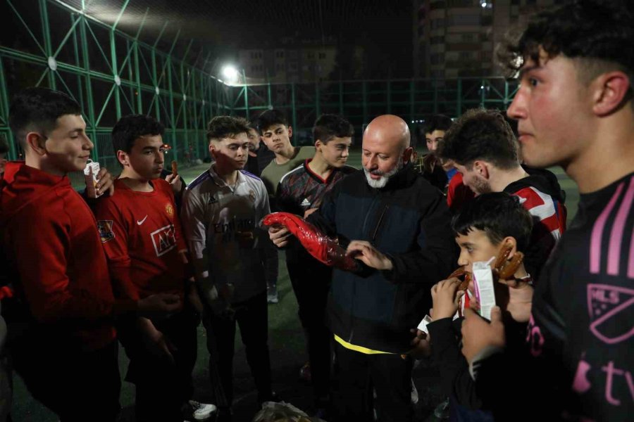 Başkan Çolakbayrakdar, Halı Sahada Gençlerle Ter Döktü