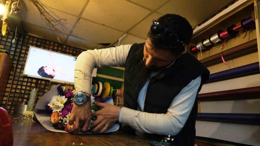 Sevgililer Gününde Seven Sevdiğine Çiçek Yolluyor