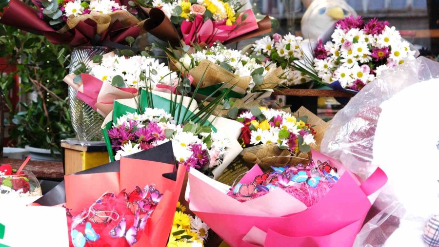 Sevgililer Gününde Seven Sevdiğine Çiçek Yolluyor