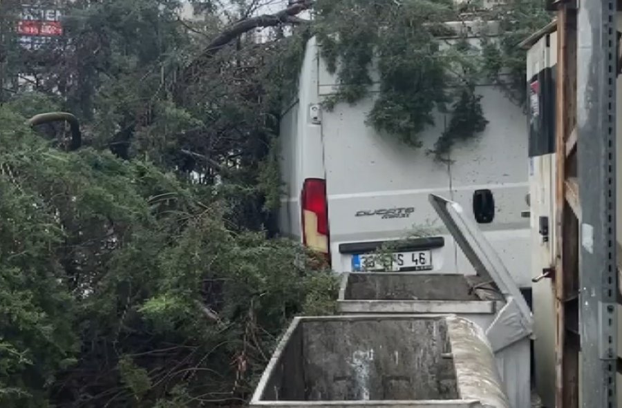 Mersin’de Sağanak Yağış Ve Fırtına Etkili Oldu