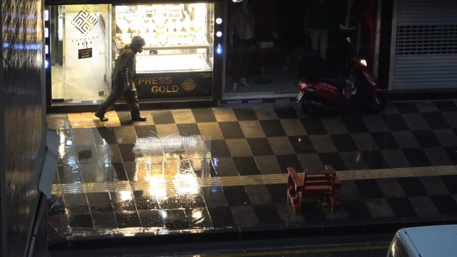 Mersin’de Sağanak Yağış Ve Fırtına Etkili Oldu