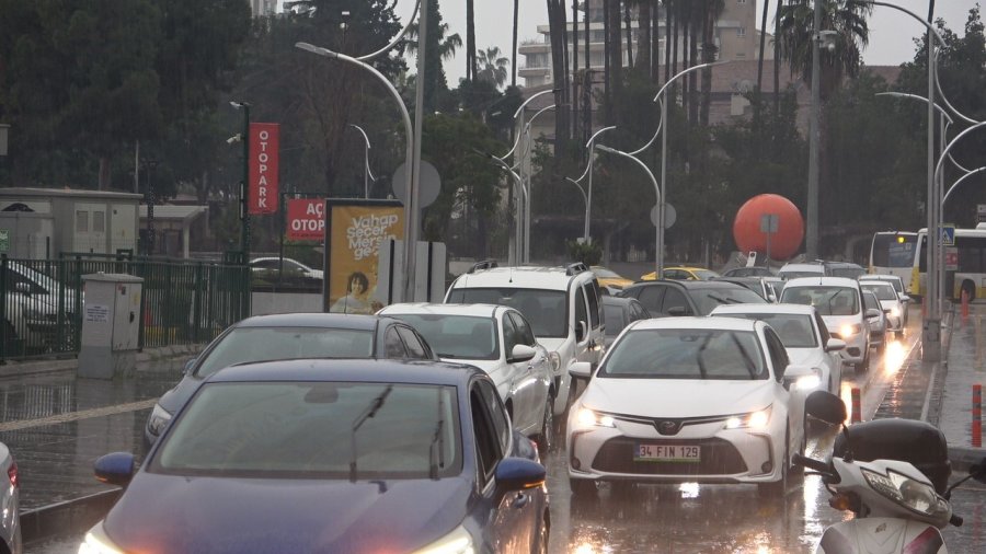Mersin’de Sağanak Yağış Ve Fırtına Etkili Oldu