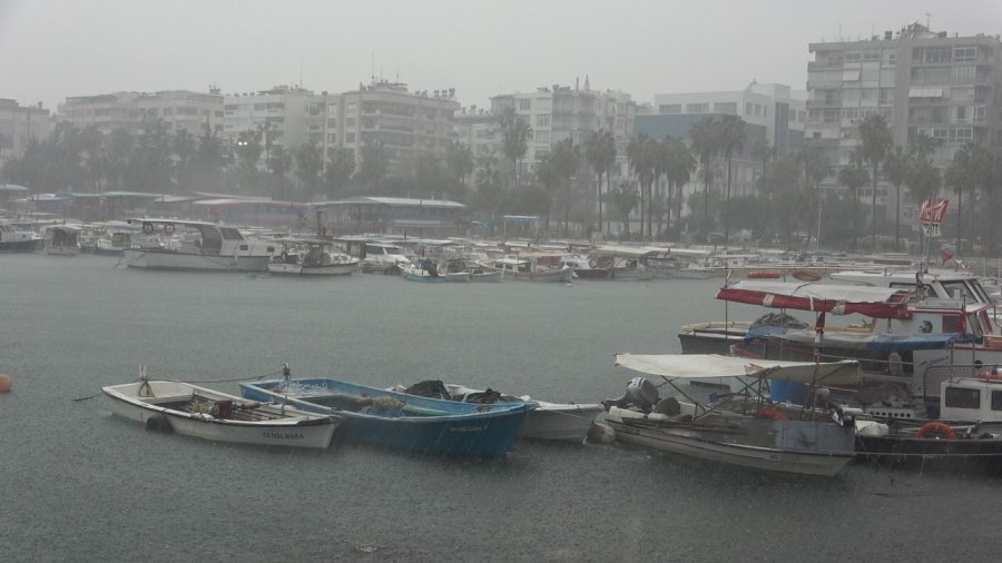 Mersin’de Sağanak Yağış Ve Fırtına Etkili Oldu