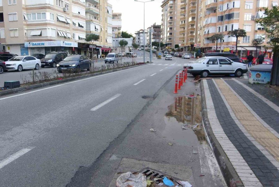 Kontrolden Çıkan Motosiklet Aydınlatma Direğine Çarptı, İbresi 102 Kilometrede Takılı Kaldı