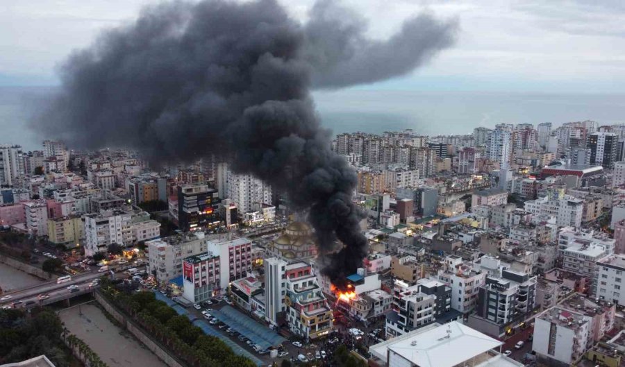 Alevler Dışarı Taştı, Gökyüzünü Dumanlar Kapladı