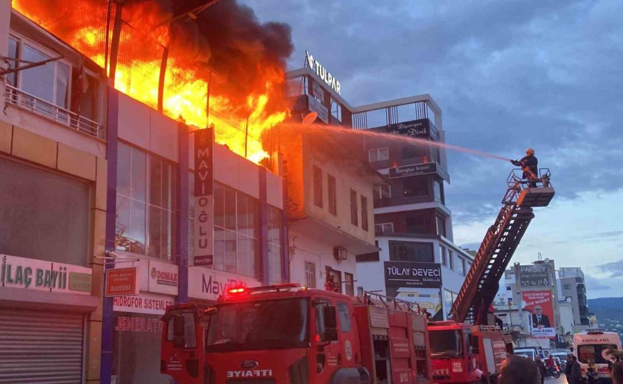 Alevler Dışarı Taştı, Gökyüzünü Dumanlar Kapladı