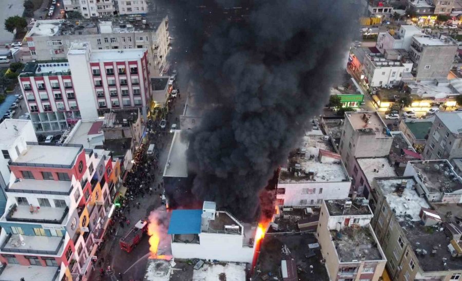 Alevler Dışarı Taştı, Gökyüzünü Dumanlar Kapladı