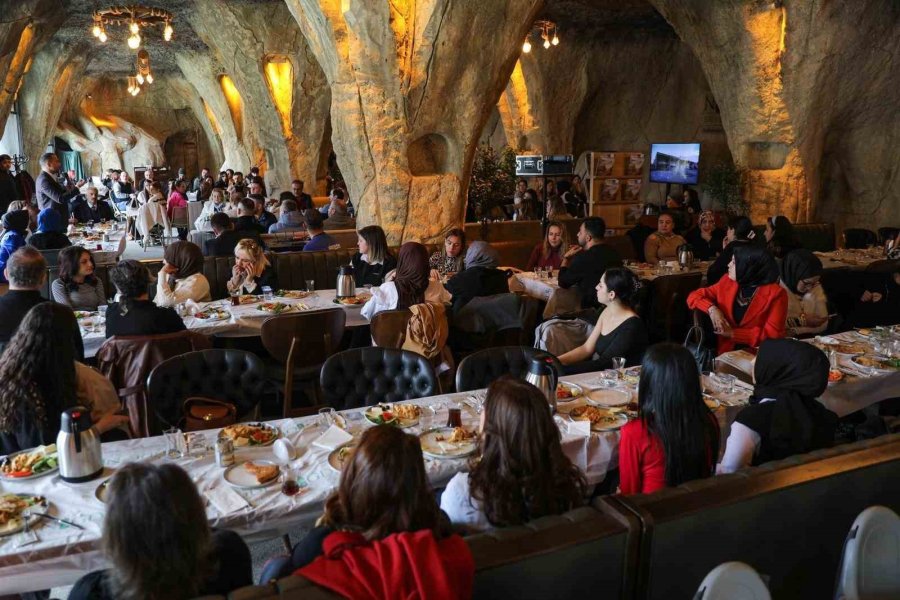 Başkan Özdemir, Güzellik Merkezi İşletmecileri Ve Bayan Kuaförlerini Ağırladı