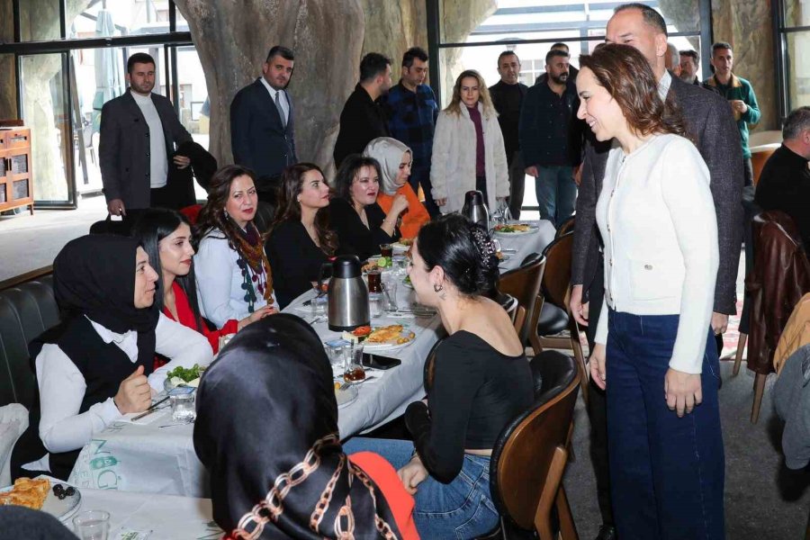 Başkan Özdemir, Güzellik Merkezi İşletmecileri Ve Bayan Kuaförlerini Ağırladı