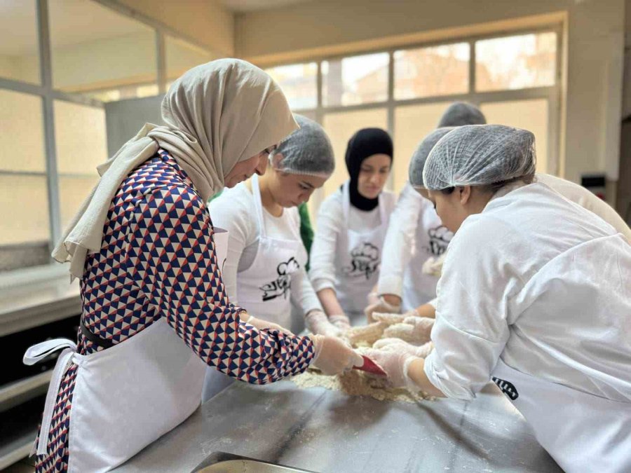 Niğde’de Çocuk Bakım Kuruluşlarında Kalan Çocuklar Hünerlerini Sergiledi.