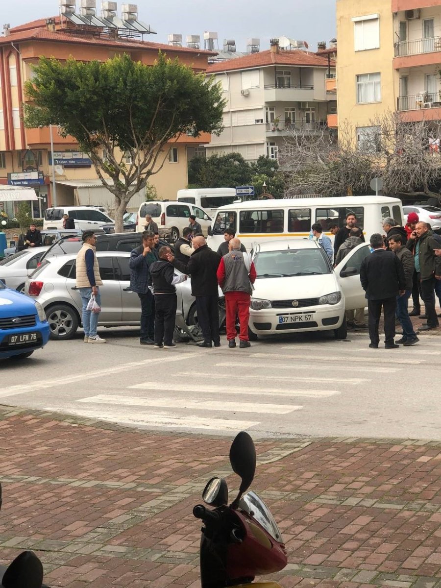 Otomobiller Kavşakta Çarpıştı: 1 Yaralı