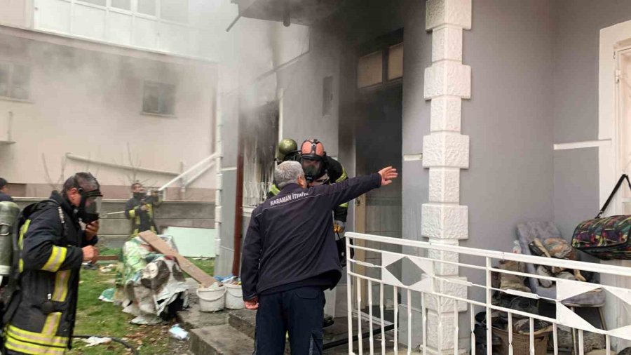 Karaman’da Evde Çıkan Yangında Kedilerini Kurtarıp Dışarıya Çıktılar