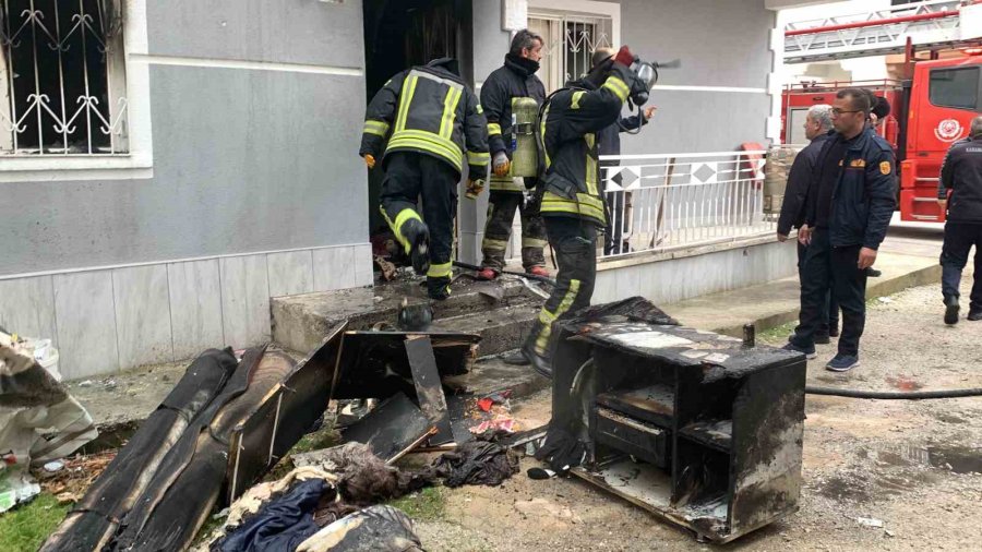 Karaman’da Evde Çıkan Yangında Kedilerini Kurtarıp Dışarıya Çıktılar