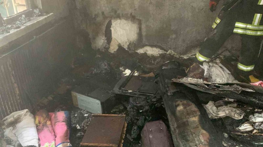 Karaman’da Evde Çıkan Yangında Kedilerini Kurtarıp Dışarıya Çıktılar