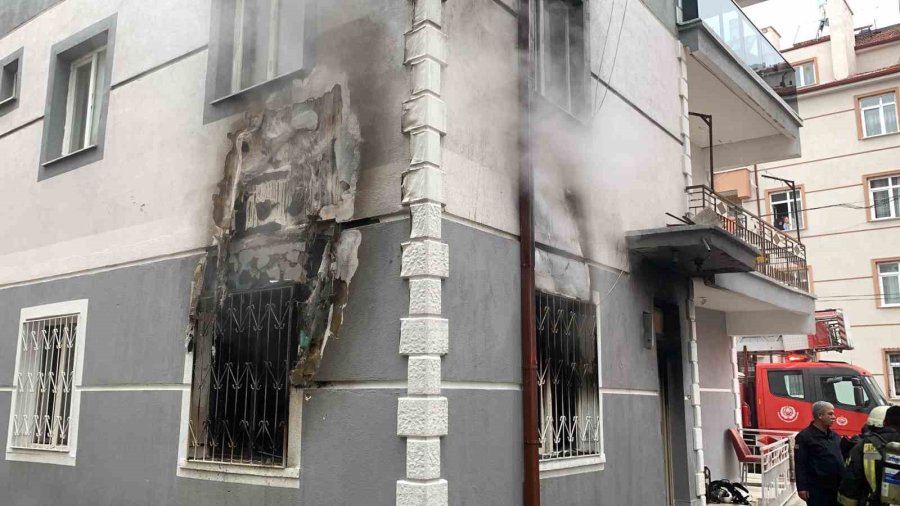 Karaman’da Evde Çıkan Yangında Kedilerini Kurtarıp Dışarıya Çıktılar