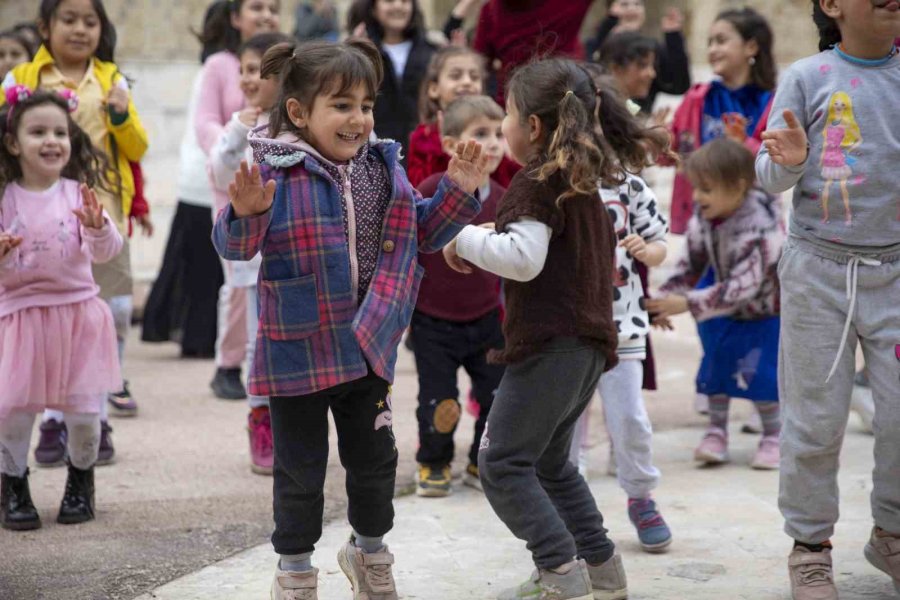 Aileler, Sanal Gerçekliğin Sınırlarını Çocuklarıyla Birlikte Keşfetti