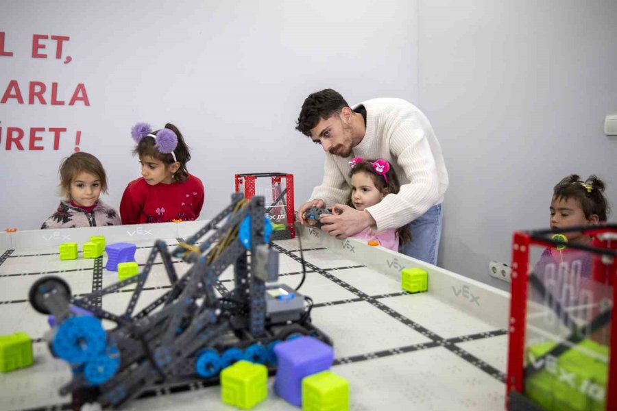 Aileler, Sanal Gerçekliğin Sınırlarını Çocuklarıyla Birlikte Keşfetti