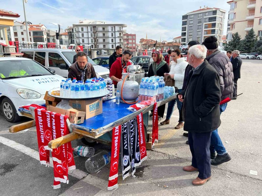 İhtiyaç Sahiplerine Burs Ulaşsın Diye Kendi Çocuğu İçin Çay Satıyor