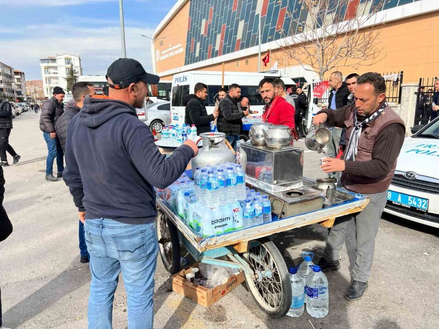 İhtiyaç Sahiplerine Burs Ulaşsın Diye Kendi Çocuğu İçin Çay Satıyor
