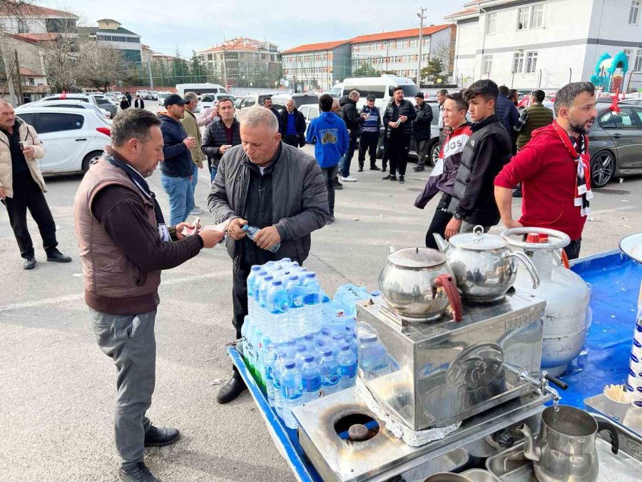 İhtiyaç Sahiplerine Burs Ulaşsın Diye Kendi Çocuğu İçin Çay Satıyor